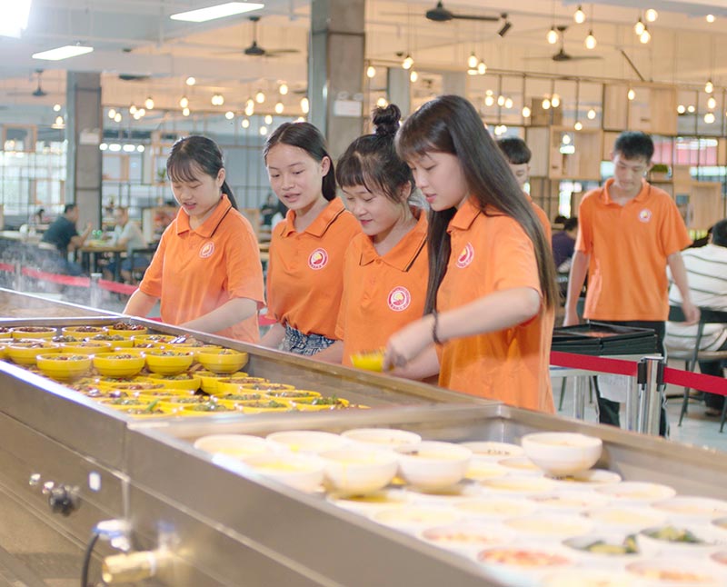 学校食堂用餐
