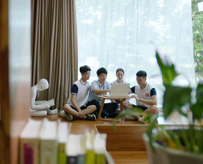 老师进行课间辅导