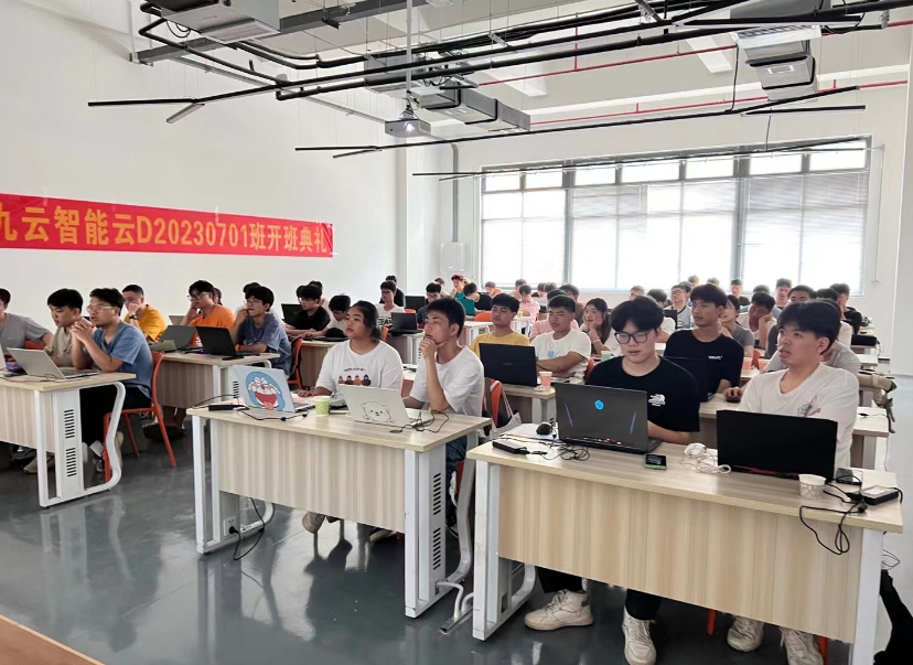 高中毕业学自媒体,3个月改变人生!我在九云教育毕业月入8000