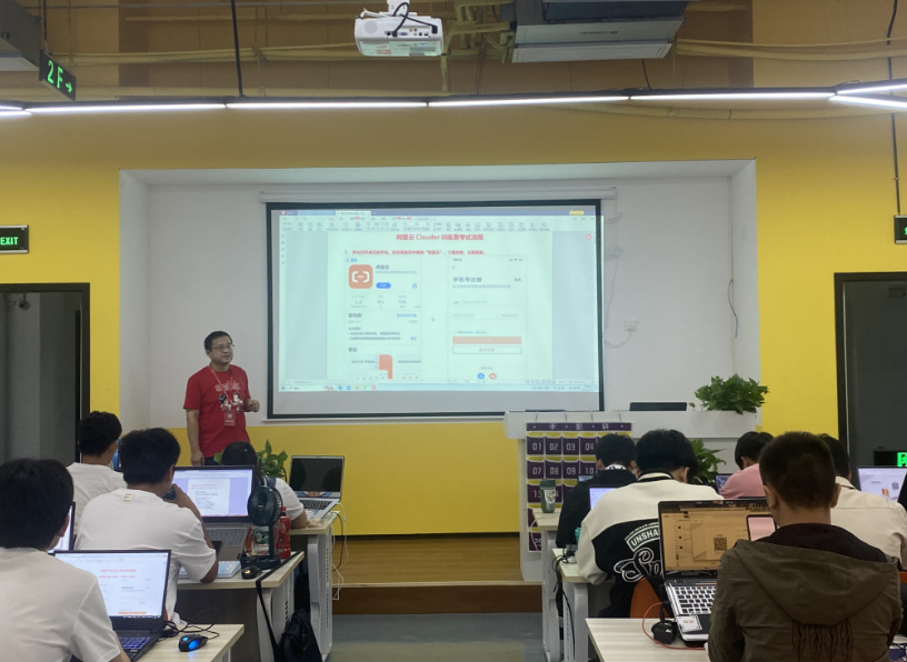 30岁遭遇降薪危机?掌握Python,成为你逆袭AI时代的“硬通货” | 九云教育