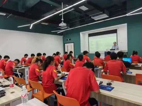 30岁遭遇降薪危机?掌握Python,成为你逆袭AI时代的“硬通货” | 九云教育