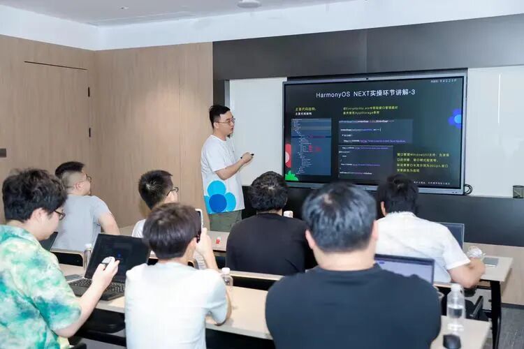 短视频剪辑真能赚钱吗?揭秘真实收入差距与入行指南 | 九云教育