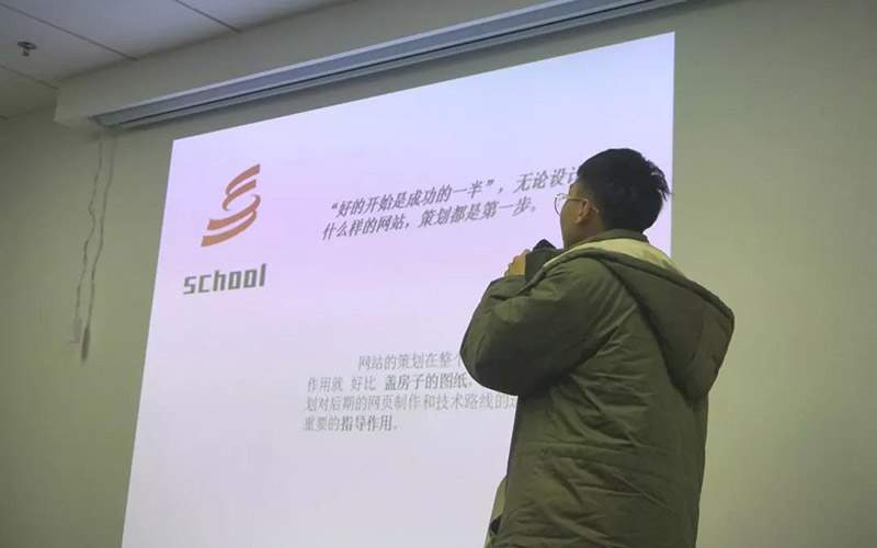 186岁高中生如何规划Python学习?揭秘从零基础到竞赛、开发的进阶之路 | 九云教育