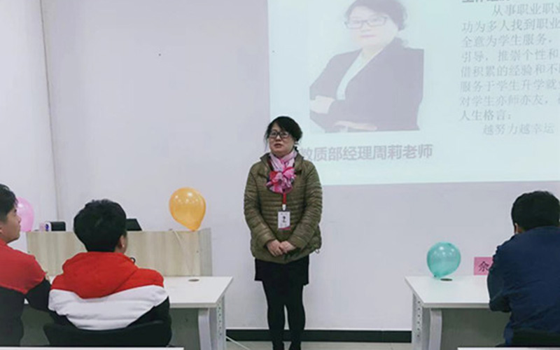 九云教育新生驾到,你认真的模样真可爱!